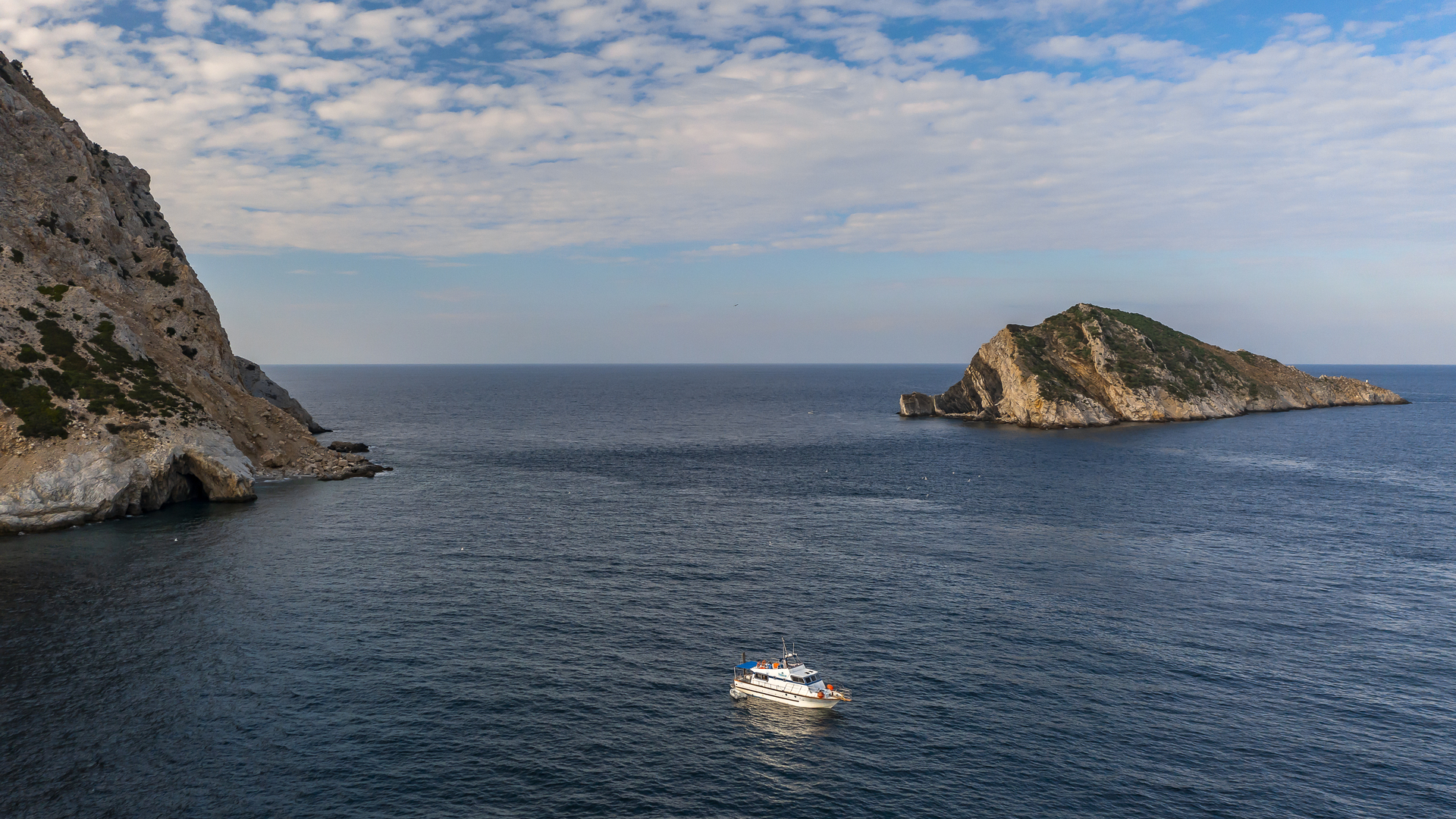Contribution à la surveillance du parc marin national d'Alonissos et des Sporades du Nord et à l'enregistrement de l'activité humaine et de la mégafaune marine dans la région